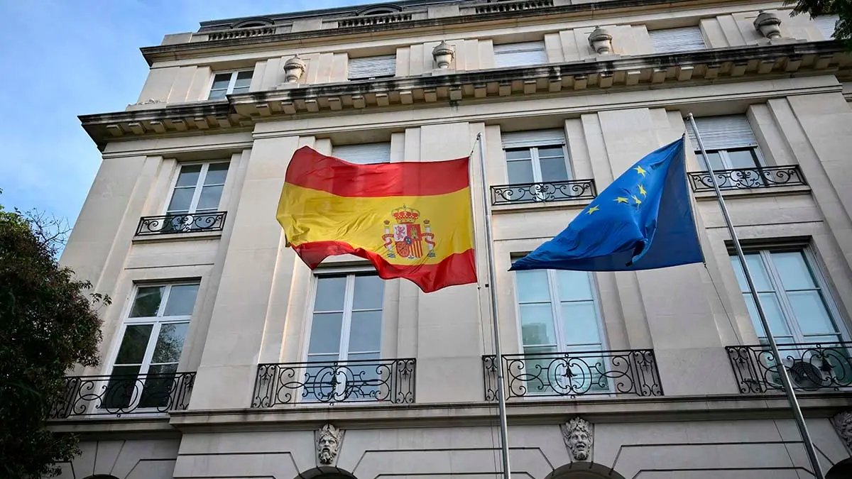 Las banderas de Espa&ntilde;a y la Uni&oacute;n Europea ondean en la embajada de Espa&ntilde;a en Buenos Aires. Foto: Luis Robayo / AFP.