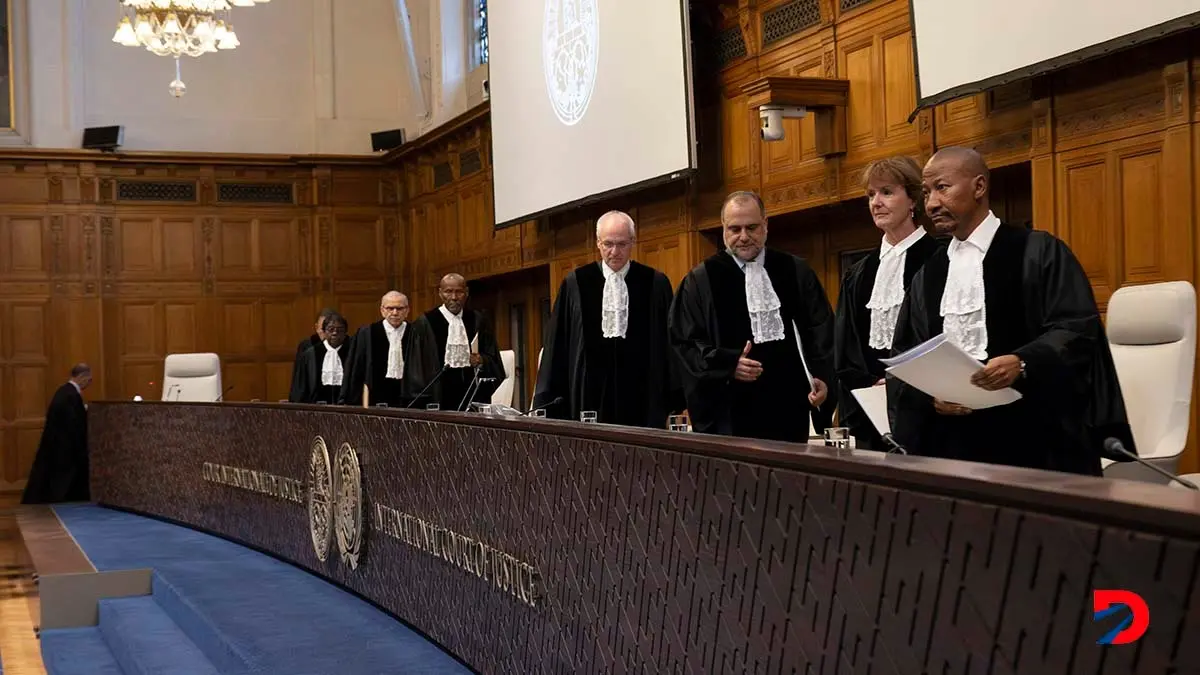 Los magistrados de la CIJ llegan a la audiencia en la que determinar&iacute;an que Israel debe detener sus operaciones en Rafah. Foto: Nick Gammon / AFP.