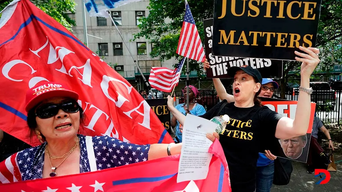 Simpatizantes y adversarios de Donald Trump se manifestaron por igual a las afuera de la Corte en Manhattan, donde se espera el veredicto en el juicio que se le sigue al exmandatario. Foto: Timothy A. Clary / AFP.