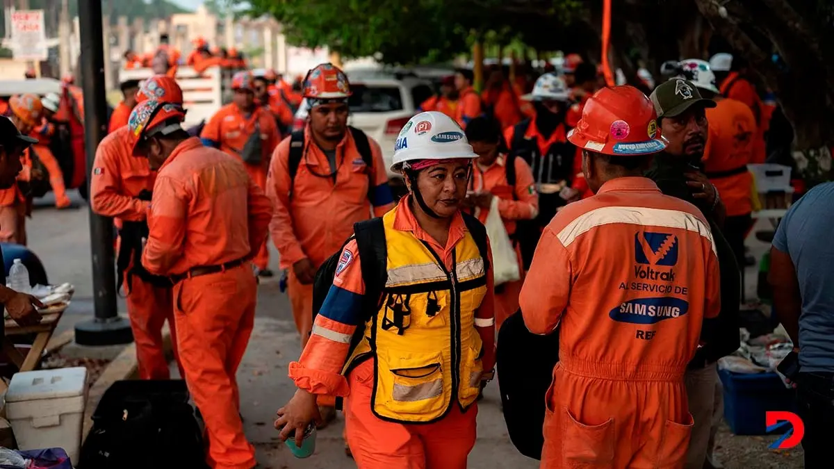 Personal de la refiner&iacute;a de Olmeca, en el estadio de Tabasco, trabajan a lo interno de las instalaciones. Foto: Yuri Cortez / AFP.