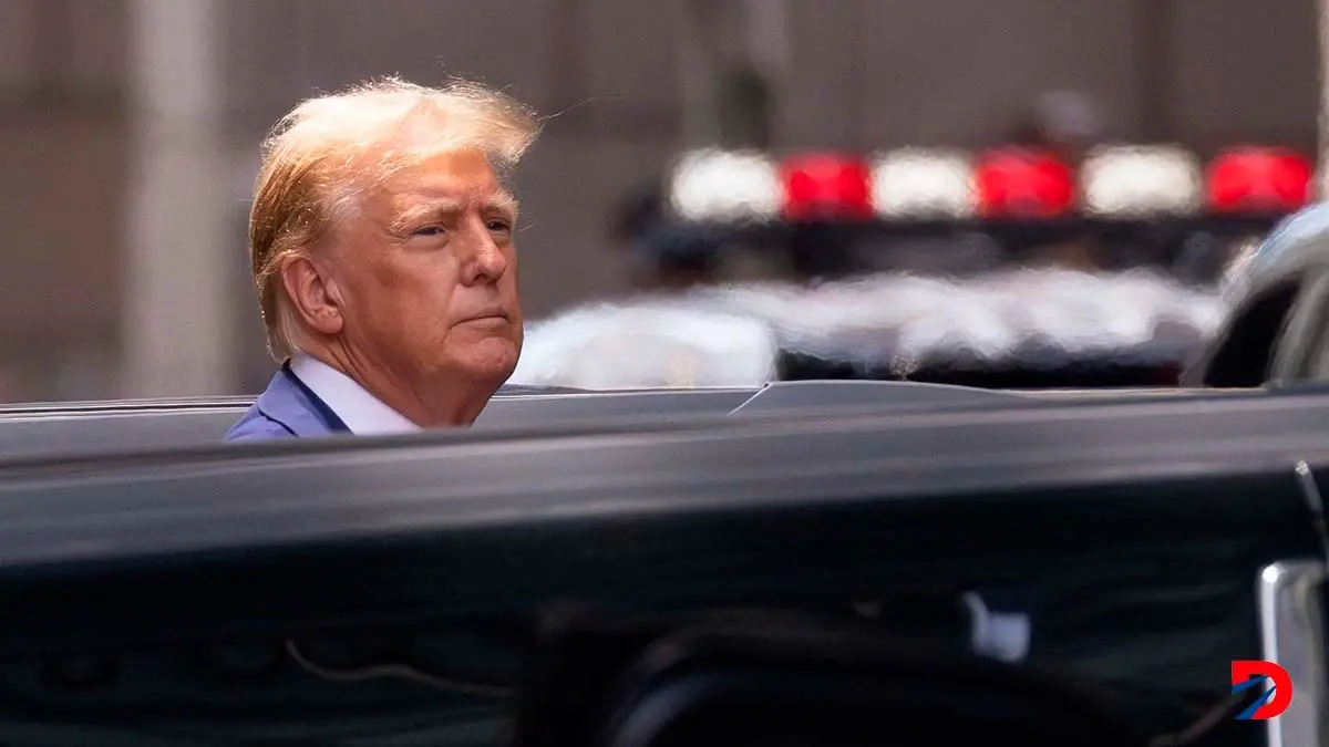 El expresidente de Estados Unidos, Donald Trump abandona EL Trump Tower, en Nueva York, la ma&ntilde;ana de este viernes, despu&eacute;s de una conferencia de prensa en la que no acept&oacute; preguntas. Foto: Kena Betancur / AFP.