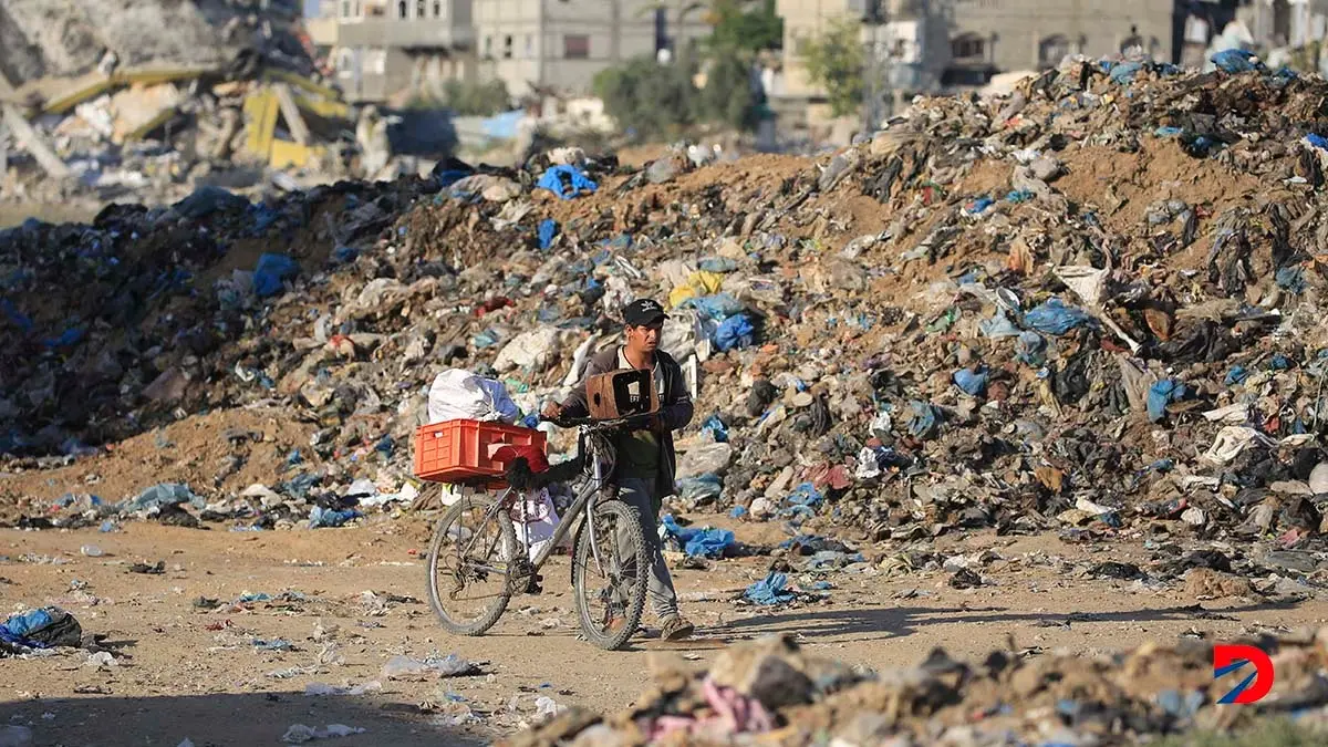 Un palestino se moviliza por un campo de refugiados en el centro de Gaza, en medio de las acciones militares que desarrolla el ej&eacute;rcito de Israel en la zona. Foto: Eyad Baba / AFP.