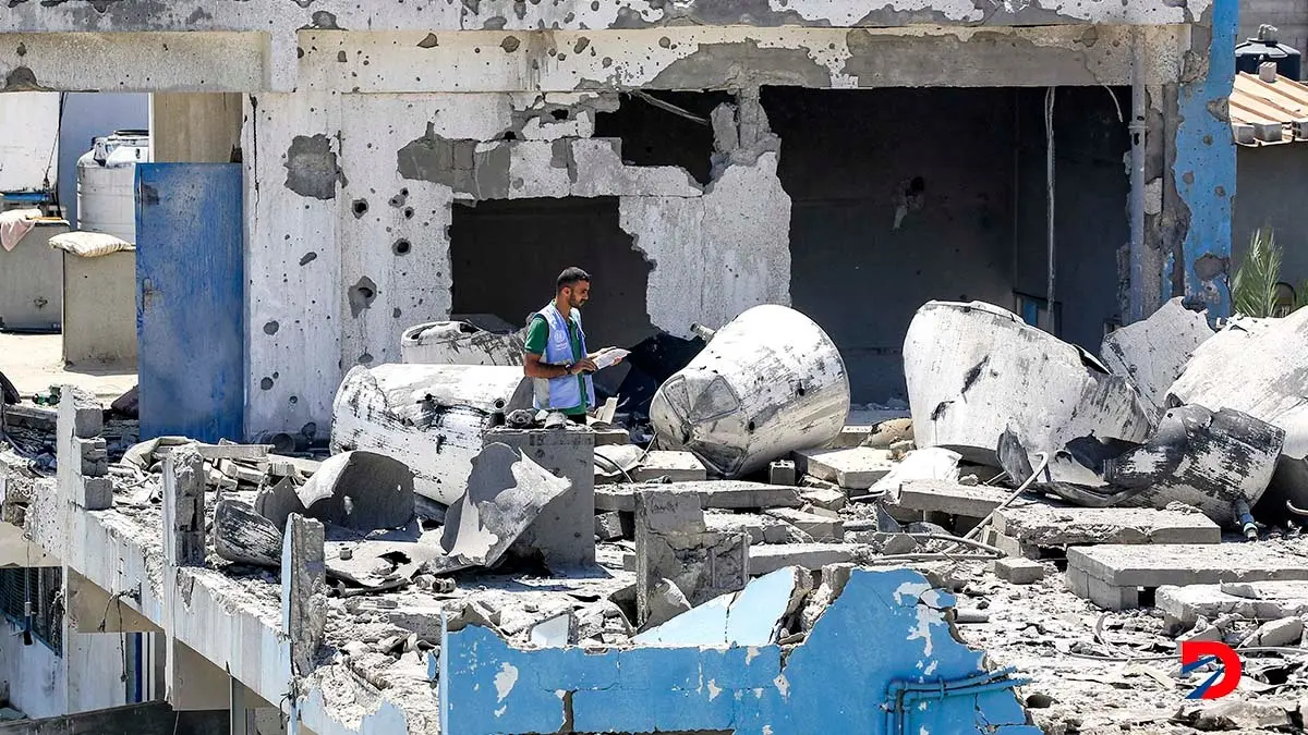 Un funcionario de la Oficina de Naciones Unidas para los Refugiados Palestinos inspecciona los da&ntilde;os en una escuela administrada por ese ente, que fue bombardeada esta semana por las fuerzas de Israel. Foto: Eyad Baba / AFP