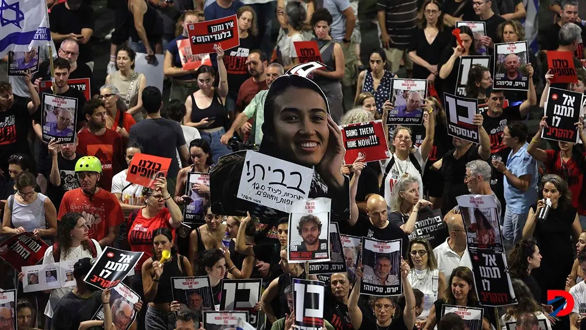 Familiares y amigos de los ciudadanos israel&iacute;es secuestrados en Gaza salieron a manifestarse tras el anuncio sobre la liberaci&oacute;n de cuatro de ellos. Foto: Jack Guez / AFP.