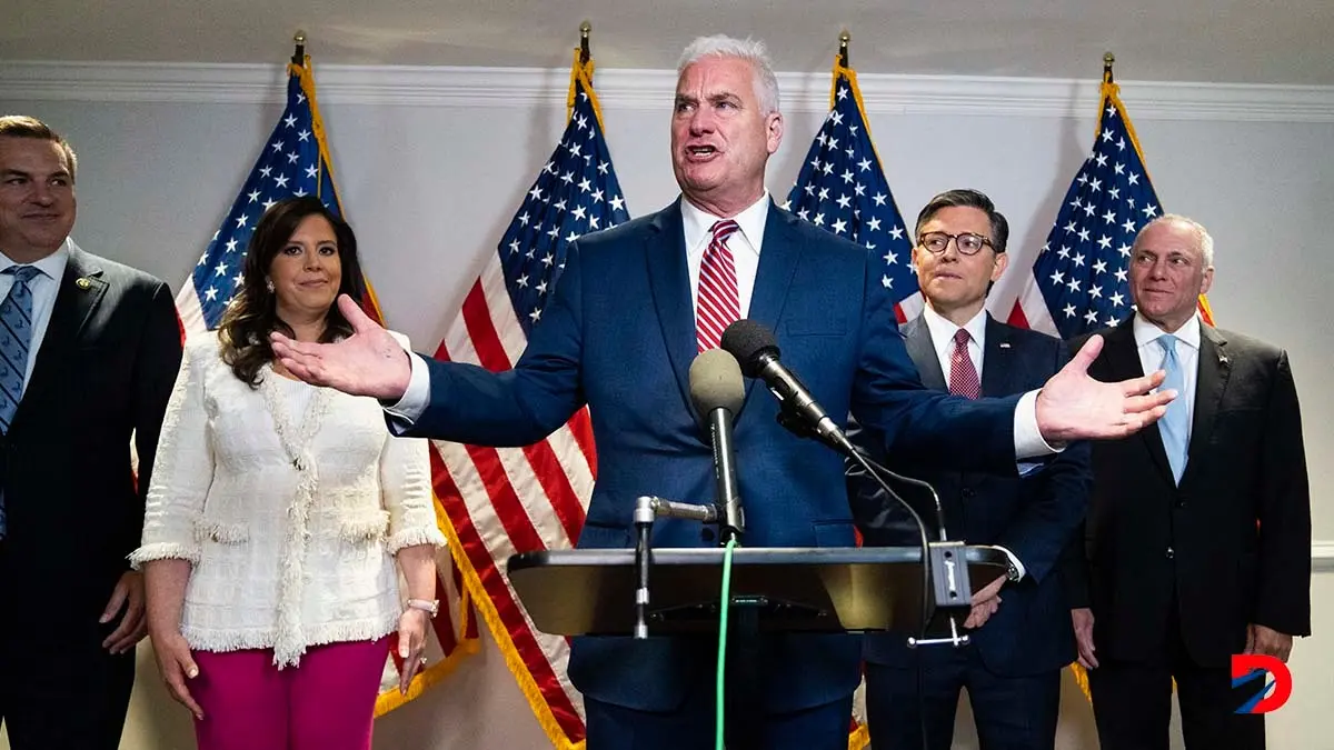 El representante por Minnesota, Tom Emmer habla con la prensa despu&eacute;s de una reuni&oacute;n de su bancada con Donald Trump. Foto: Tom Williams / Pool / AFP.