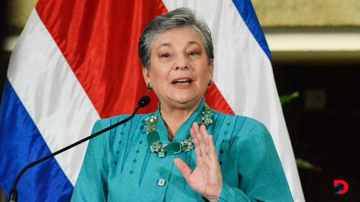 Una colegiala interpuso un recurso de amparo contra la Asamblea Legislativa por el voto de censura contra la  ministra de Educaci&oacute;n, Anna Katharina M&uuml;ller, pero fue rechazado de plano por los magistrados constitucionales.