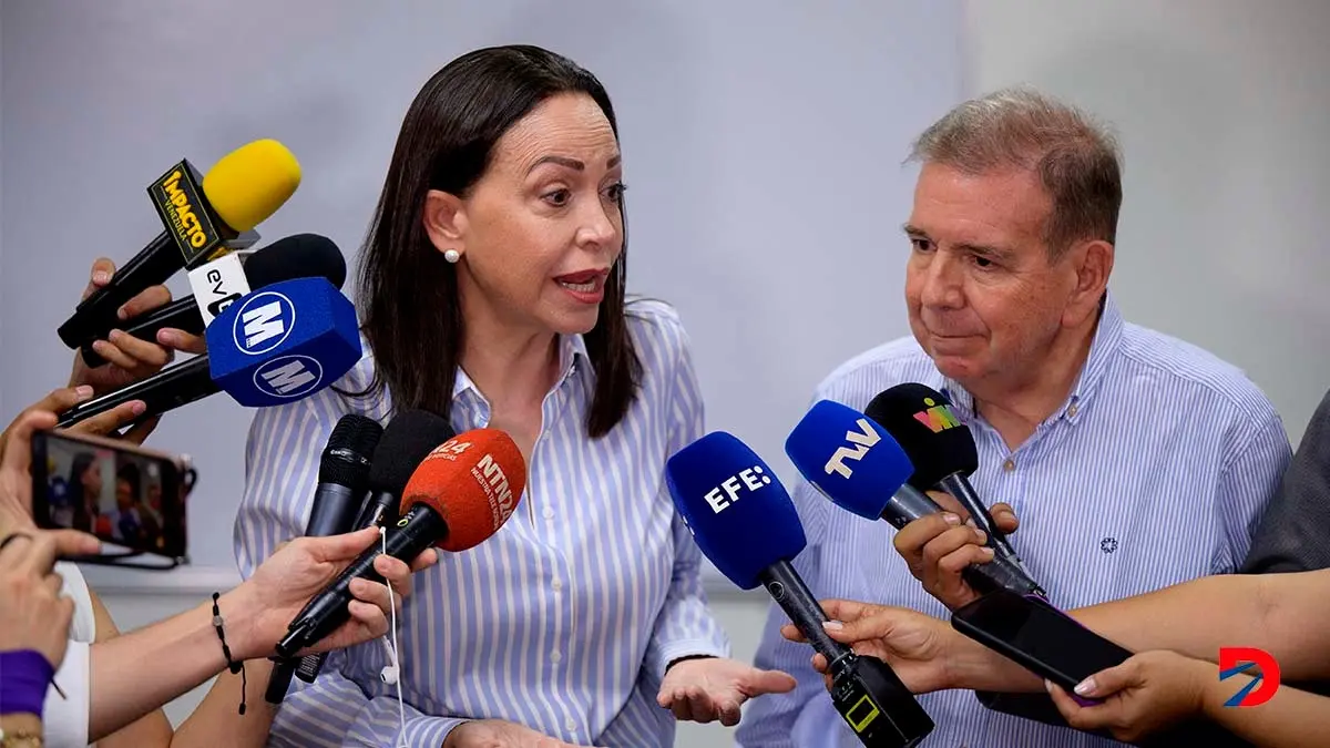Mar&iacute;a Corina Machado, l&iacute;der de la oposici&oacute;n en Venezuela, habla al lado del candidato de la oposici&oacute;n, Edmundo Gonz&aacute;lez. Foto: Gabriela Oraa / AFP.