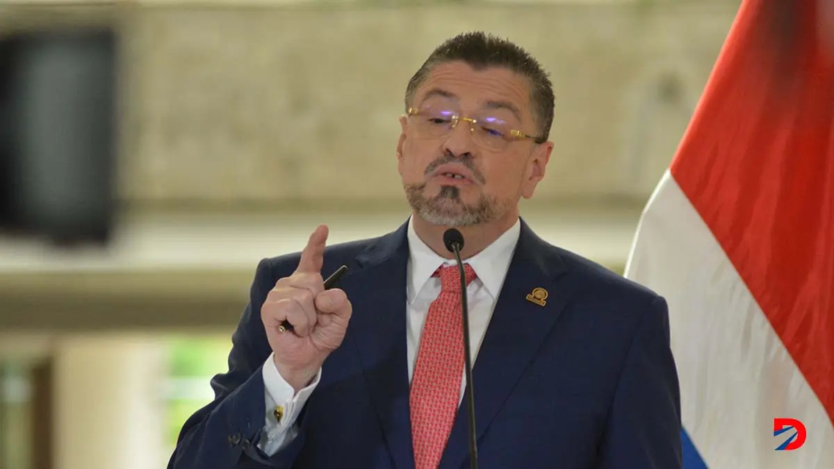 El presidente Rodrigo Chaves sale al paso del manifiesto de los expresidente y sacando del saco al expresidente Abel Pacheco. Foto S&oacute;crates Colindres