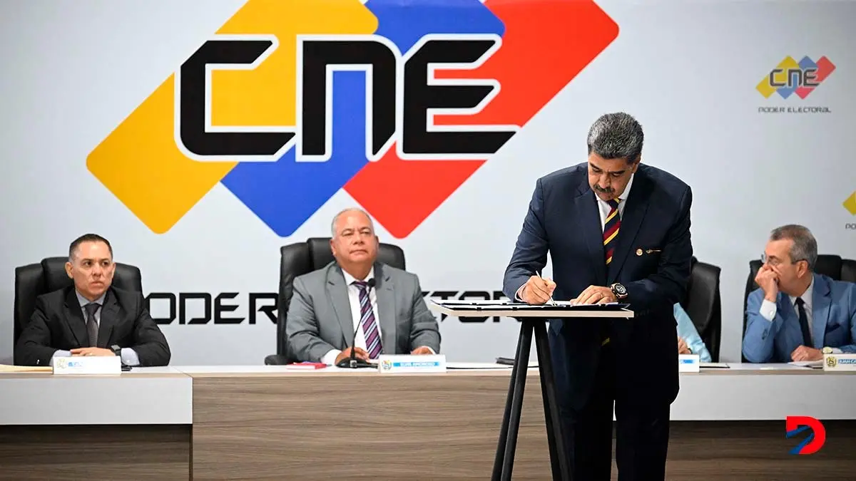 El presidente de Venezuela, Nicol&aacute;s Maduro, firma el documento de compromiso que elabor&oacute; el CNE, y que solo suscribieron junto a &eacute;l las agrupaciones minoritarias. Foto: Federico Parra / AFP.