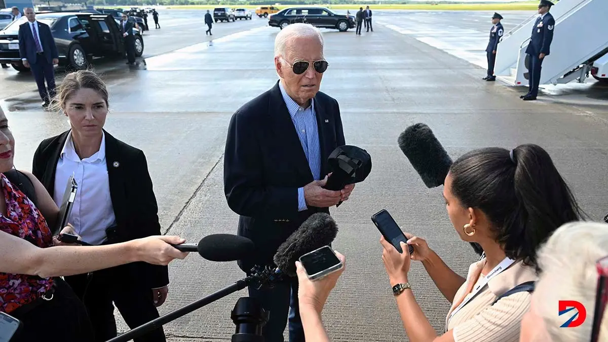 El presidente de Estados Unidos, Joe Biden, habla con los periodistas antes de abordar su avi&oacute;n en Madison, Wisconsin. Foto: Saul Loeb / AFP.