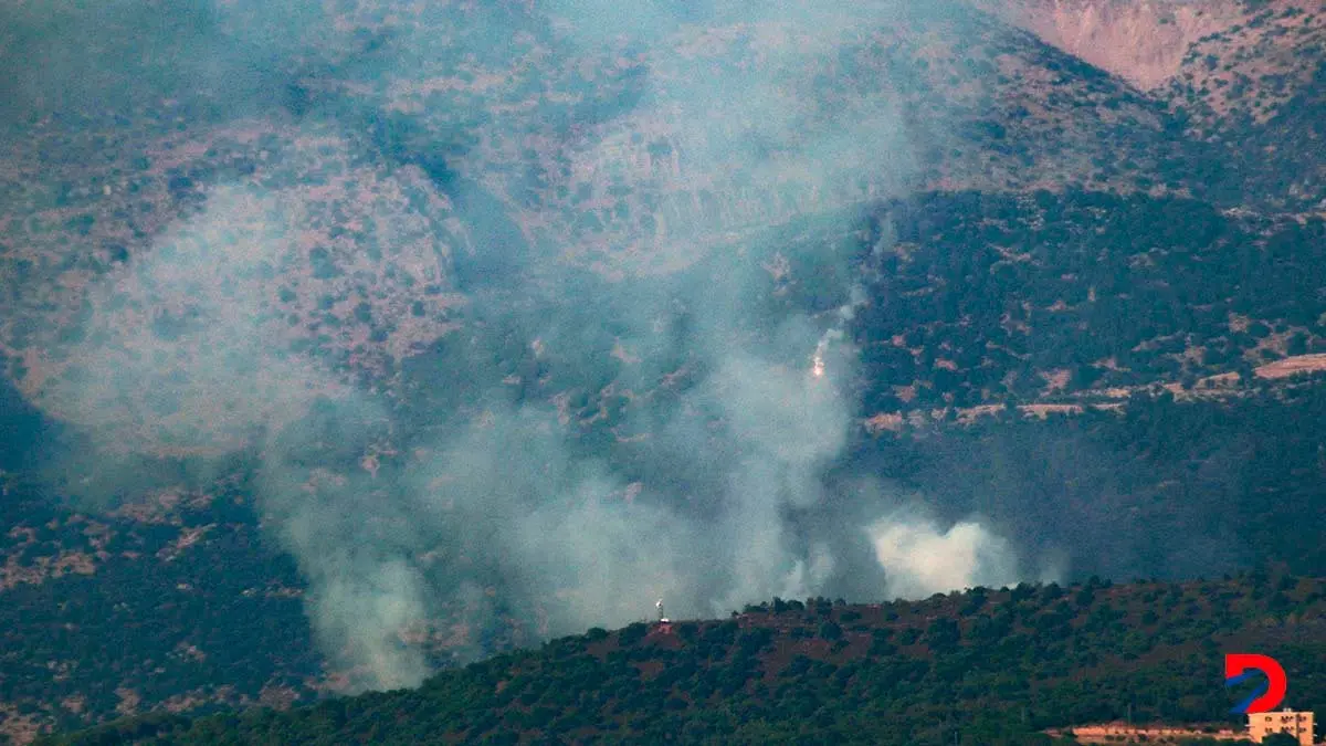 Las columnas de humo se levantaban sobre el sur del L&iacute;bano, donde el ej&eacute;rcito israel&iacute; llev&oacute; a cabo bombardeos el martes. Foto: Rabih Daher / AFP.