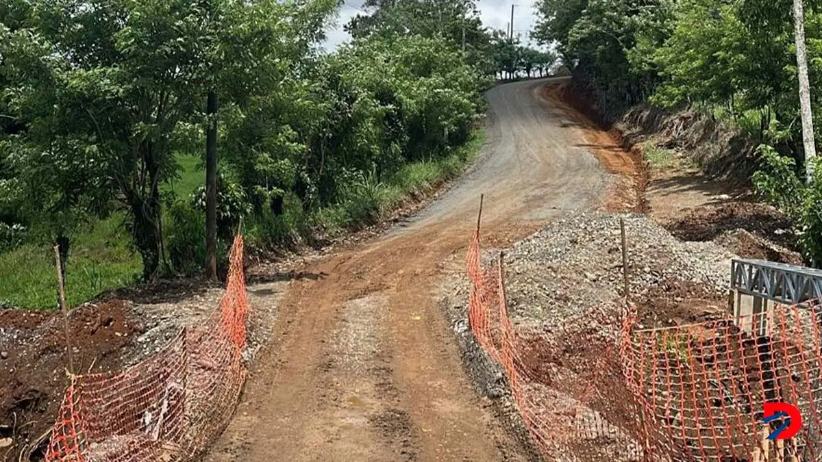 La Municipalidad de San Carlos ya tiene a su cargo una extensa red cantonal, como este camino en San Ram&oacute;n de Ciudad Quesada. Foto: Municipalidad de San Carlos.