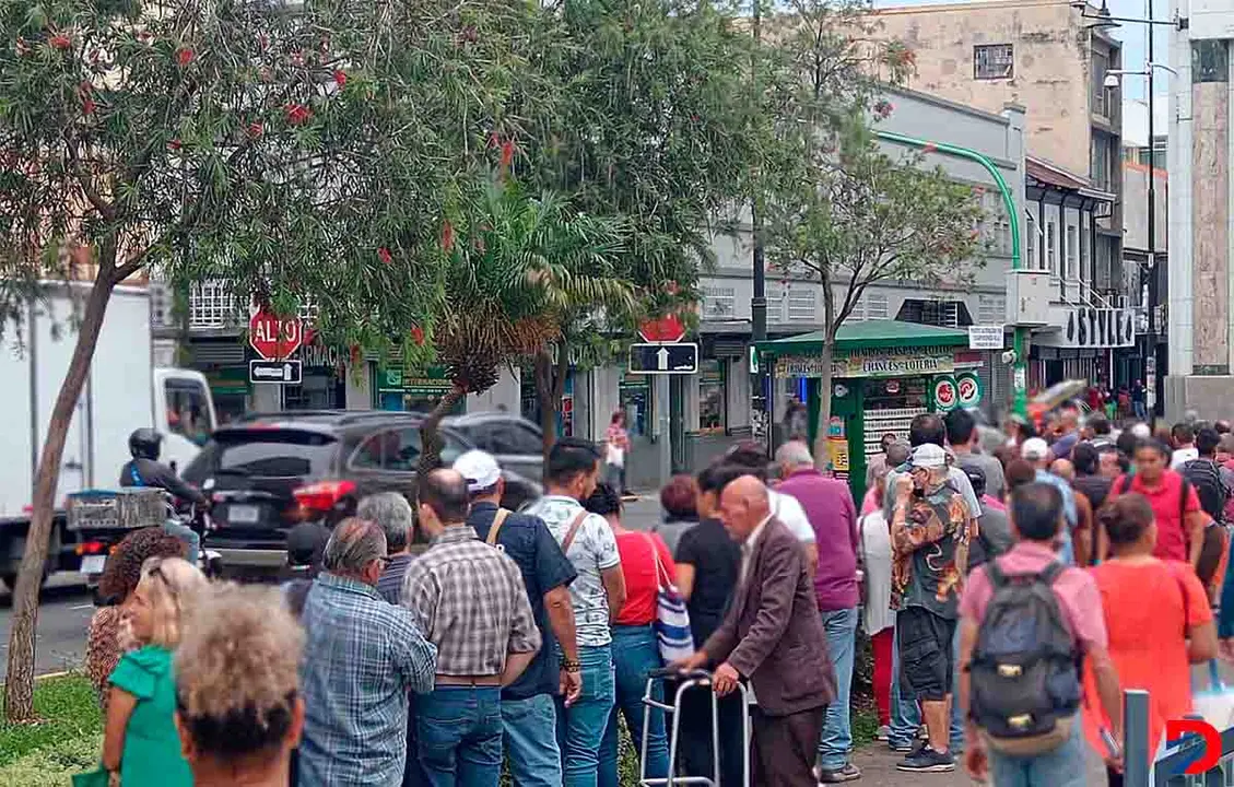 Este lunes hab&iacute;a largas filas en los puntos fijos de venta de chances y loter&iacute;a de la JPS, dado a que especulaci&oacute;n en precios de los revendedores era muy alta. Foto: Krissia Morris Gray.