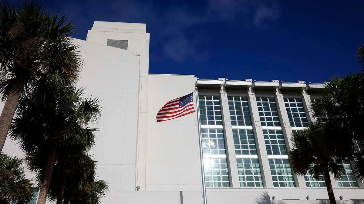 Una jueza de Florida dijo que la forma en que se design&oacute; al fiscal del caso contra Donald Trump fue ilegal y desech&oacute; las acusaciones. Foto: Marco Bello / AFP.