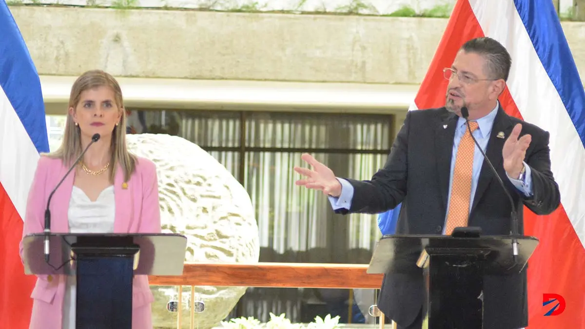 El Presidente Rodrigo Chaves y la ministra de la Presidencia Laura Fern&aacute;ndez siguen lanzando cuestionamientos contra la CGR. Foto S&oacute;crates Colindres