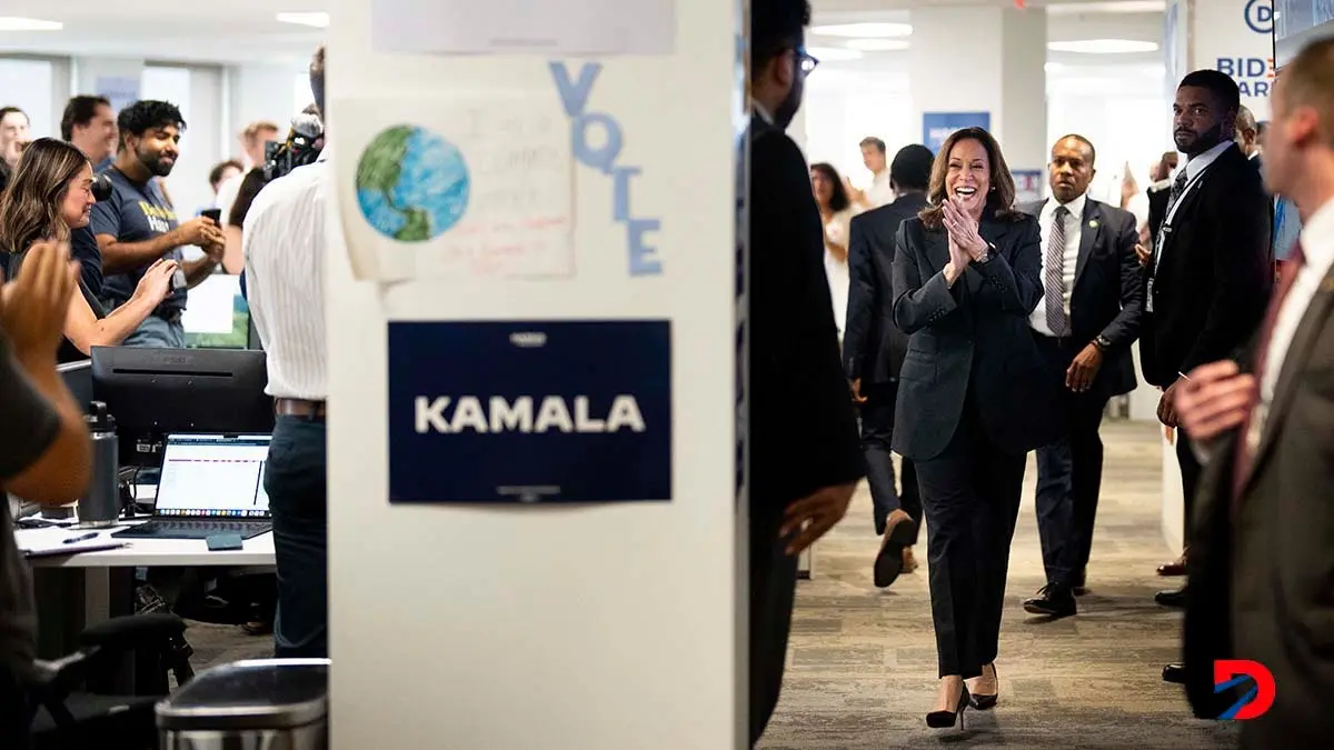 La vicepresidenta de Estados Unidos, Kamala Harris camina por la sede de su campa&ntilde;a, al donde lleg&oacute; a presentarse este lunes por la tarde. Foto: Erin Schaff / Pool / AFP.