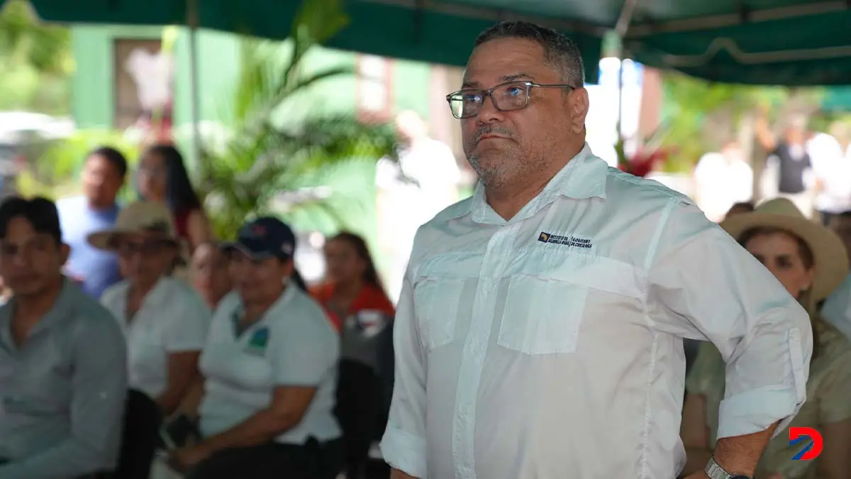 Osvaldo Artavia presidente del INDER dio a conocer la denuncia penal sobre anomal&iacute;as en adquisici&oacute;n de terrenos. Foto Casa Presidencial