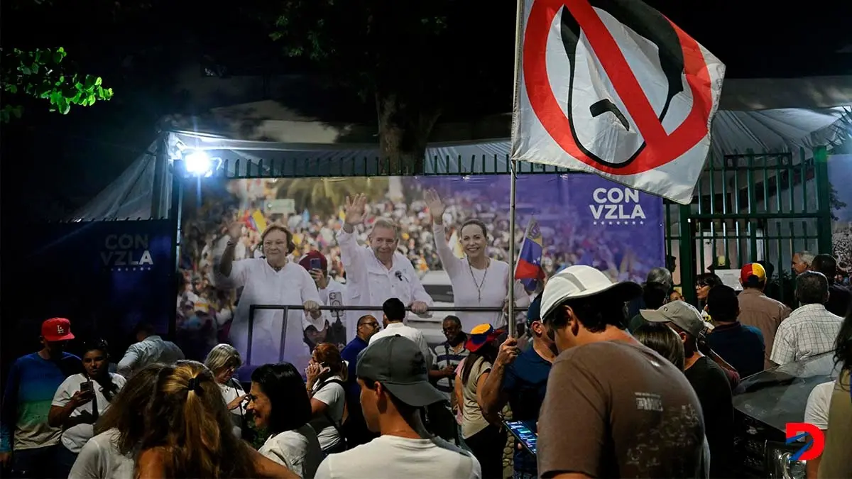 Simpatizantes del opositor Edmundo Gonz&aacute;lez se re&uacute;nen para esperar los resultados de las elecciones presidenciales en Venezuela. Foto: Ra&uacute;l Arboleda / AFP.