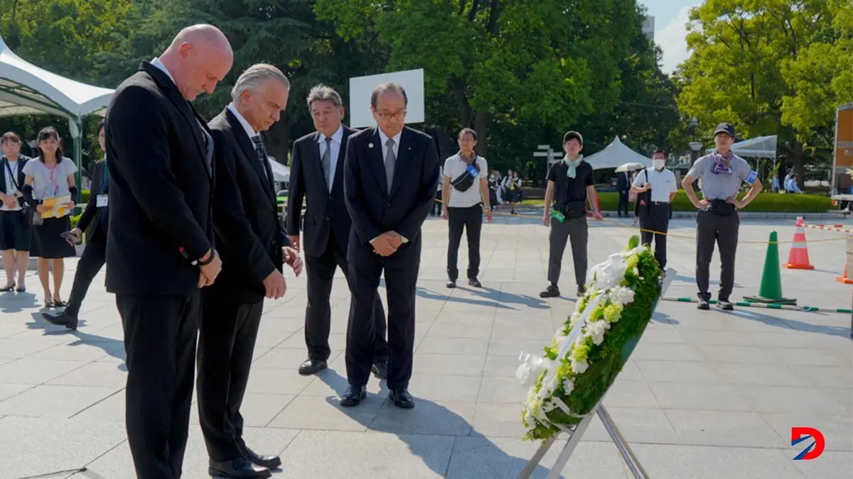 El vicepresidente Steffan Brunner y el canciller Arnoldo Andr&eacute; rindieron homenaje a las v&iacute;ctimas por la bomba nuclear en la segunda guerra mundial. Foto Presidencia