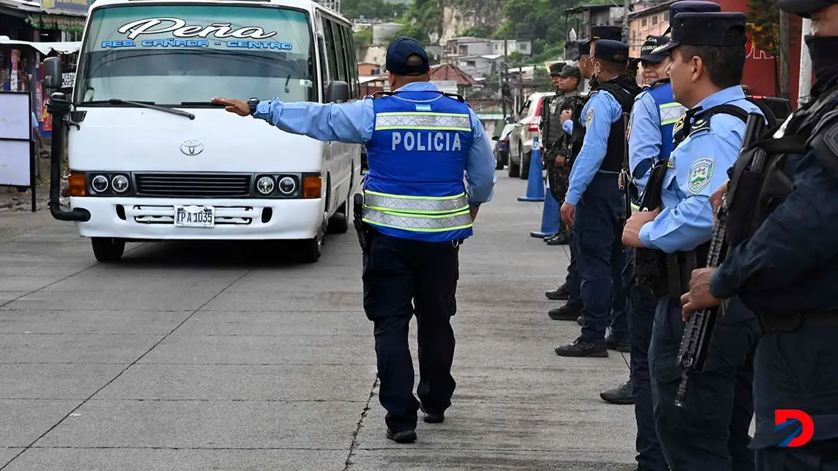 La Polic&iacute;a Nacional de Honduras realiza operativos constantes en procura de detener a supuestos pandilleros. Foto: Orlando Sierra /AFP.
