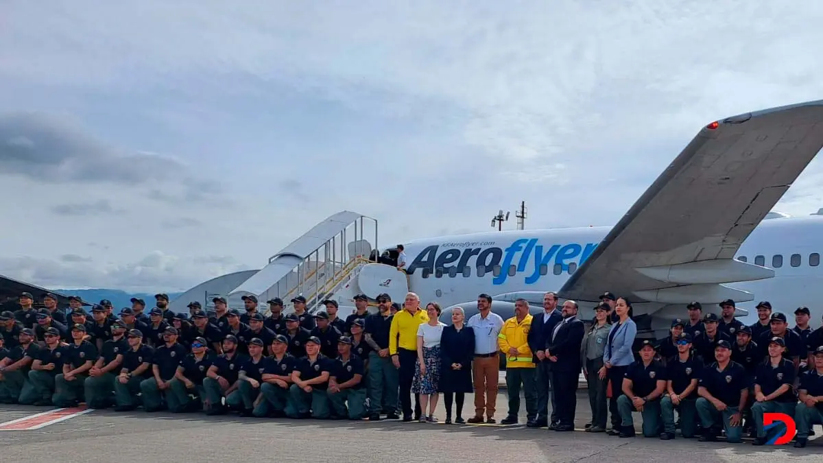 Bomberos viajaron a Canad&aacute; para colaborar en el combate de incendios forestales. Foto Concilleria