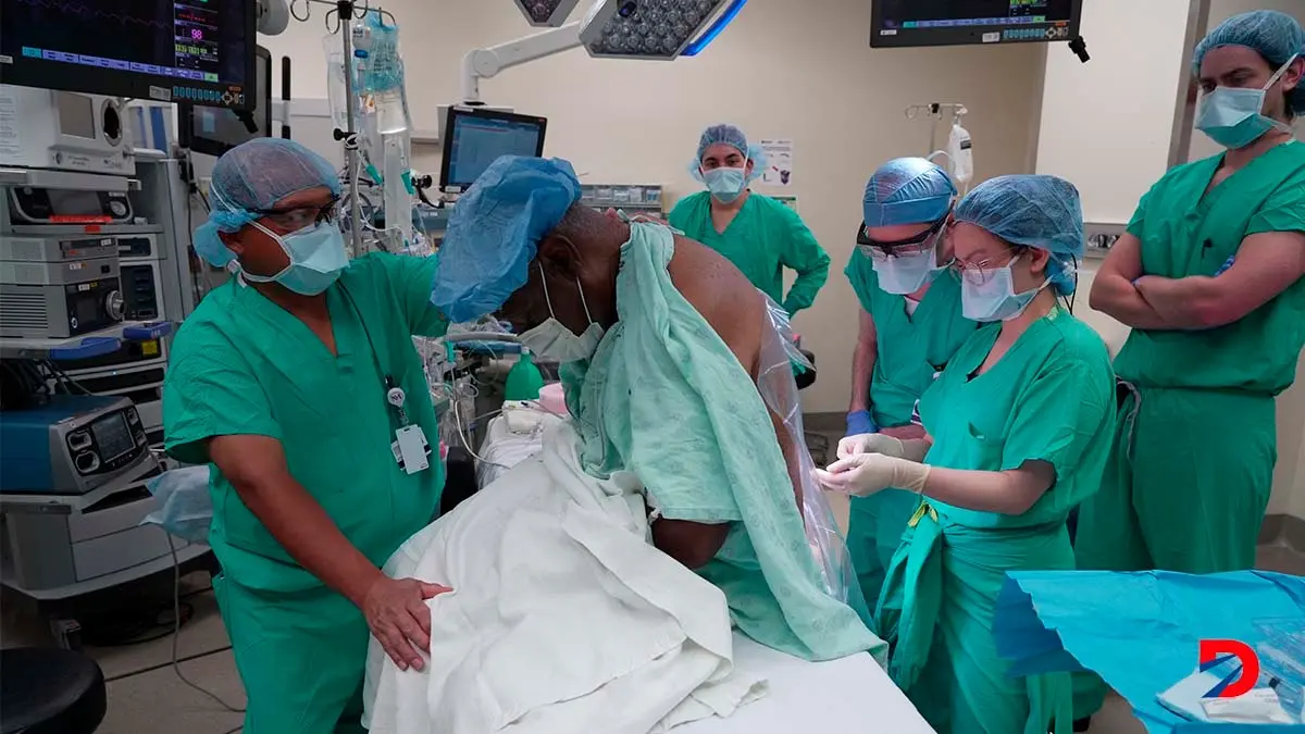 Harry Stackhouse, de 74 a&ntilde;os, recibi&oacute; un trasplante de ri&ntilde;&oacute;n bajo un procedimiento con anestesia local el pasado 15 de julio, 2024. Foto: Northwestern Medicine / AFP.
