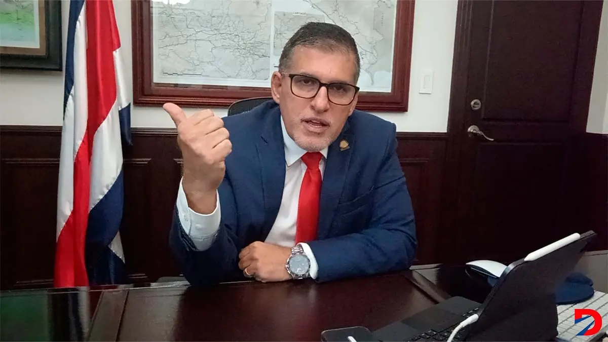 Seg&uacute;n manifest&oacute; Mauricio Batalla, jerarca del MOPT la &uacute;nica forma de terminar la ruta 32 es mediante las rotondas, trabajos que se har&aacute;n dentro del derecho de v&iacute;a. Foto: Krissia Morris Gray.