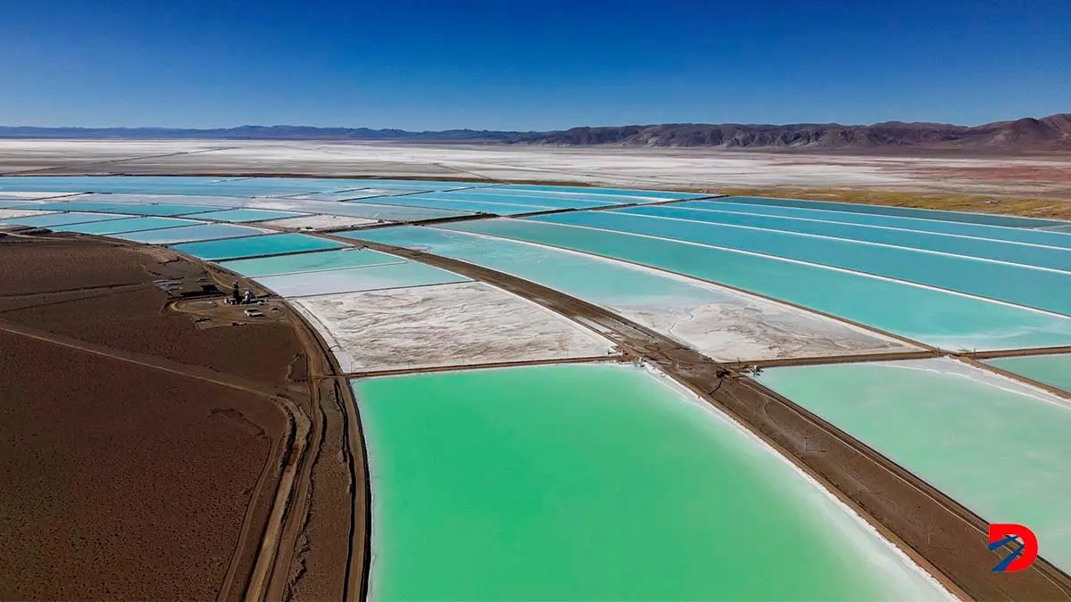 Vista a&eacute;rea de los estanques de evaporaci&oacute;n para la extracci&oacute;n de litio en Salar de Olaroz, en Argentina. Foto: Luis Robayo / AFP.