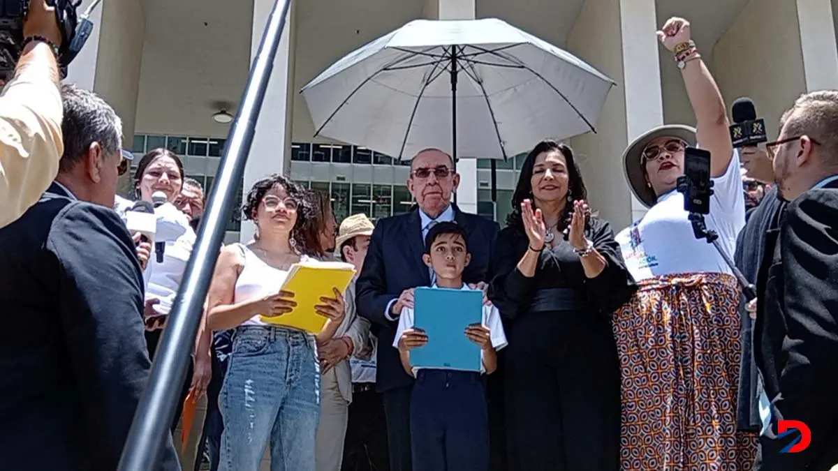 El Presidente de la Asamblea Legislativa, Rodrigo Arias sali&oacute; a recibir a los rectores. Foto S&oacute;crates Colindres