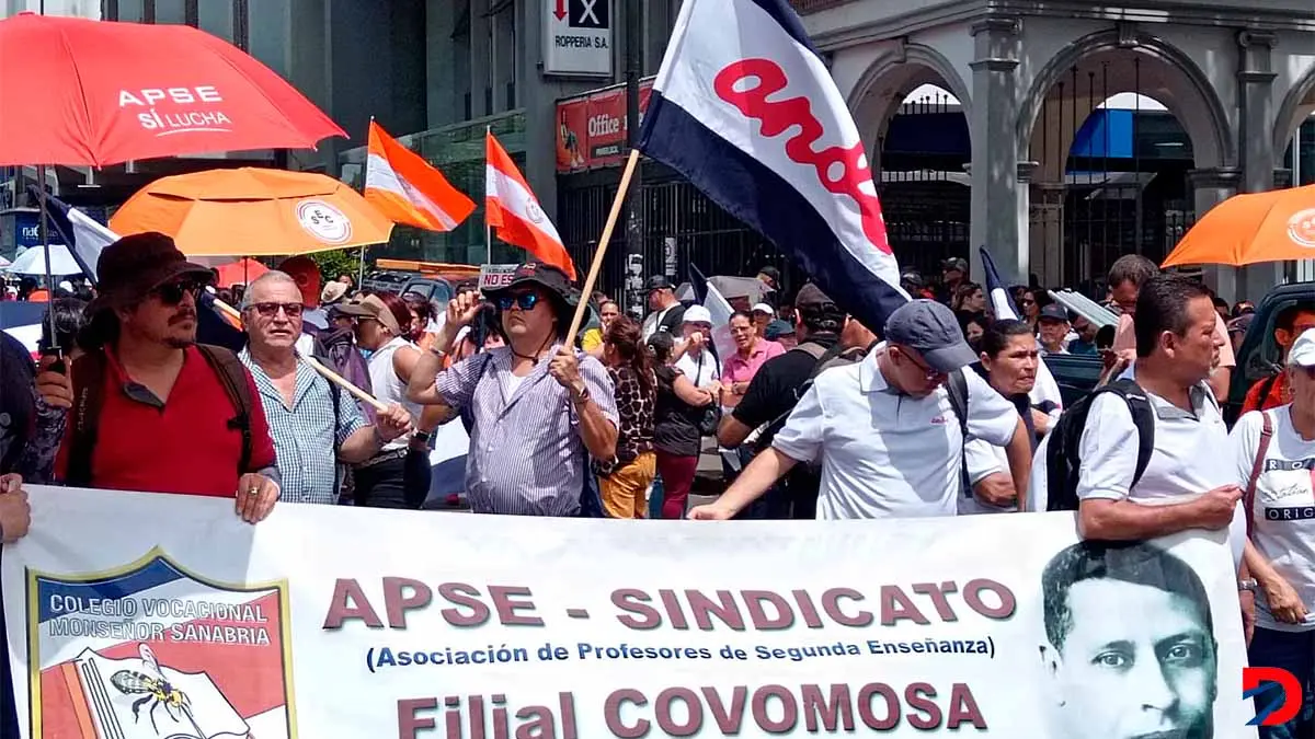 Maestros y profesores protestaron en las afueras del Ministerio de Hacienda en exigencia al reespeto del presupuesto de la educaci&oacute;n. Foto: Krissia Morris Gray.