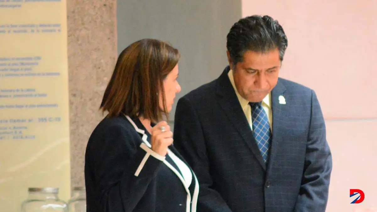 La presidenta ejecutiva de la CCSS, Marta Esquivel, sostuvo que seguir&aacute; con su objetivo de que la entidad pueda vender medicamentos a la poblaci&oacute;n. En la foto cuando hablaba con el ministro de Hacienda, Nogui Acosta. Foto: S&oacute;crates Colindres.
