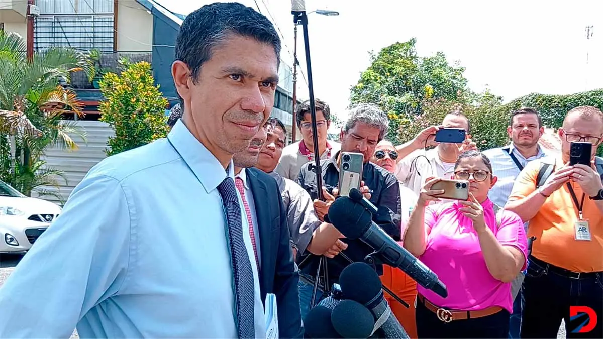 El exministro del MOPT, Luis Amador, vol&oacute; hacia Canad&aacute; este viernes, pese a reconocer que acudir&iacute;a a la Asamblea el pr&oacute;ximo lunes. Foto: Krissia Morris Gray.