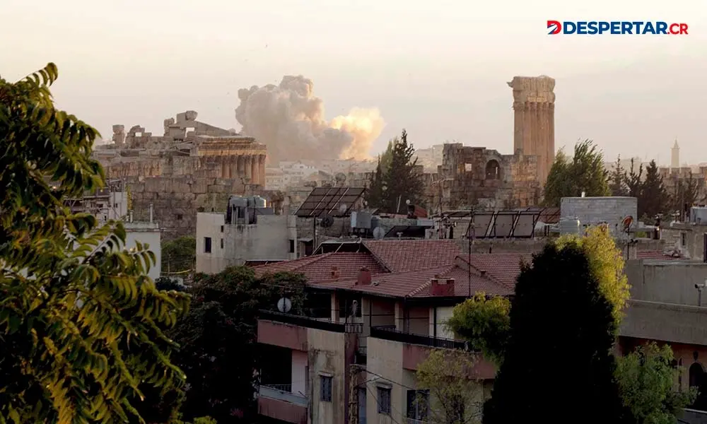 Las columnas de humo se levantan sobre el valle de Bekaa, tras los bombardeos de Israel en L&iacute;bano. Foto: Nidal Solh / AFP.