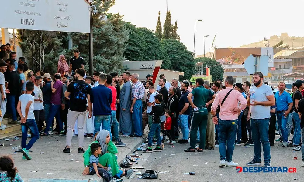 Desde L&iacute;bano, miles tratan de cruzar la frontera con Siria en busca de alg&uacute;n alivio y seguridad. Foto: Hassan Jarr&aacute;h / AFP.