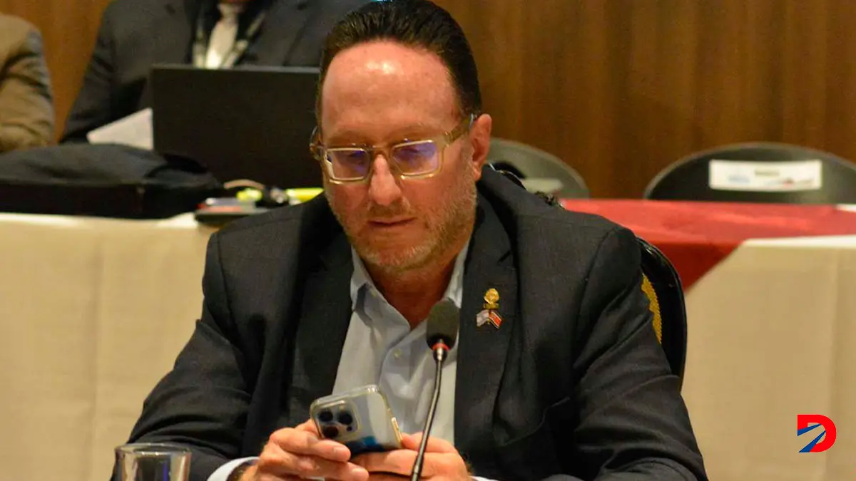 Eli Feinzaig cuestion&oacute; que la SUTEL no tome responsabilidad en la protecci&oacute;n de los datos de los usuarios. Foto archivo