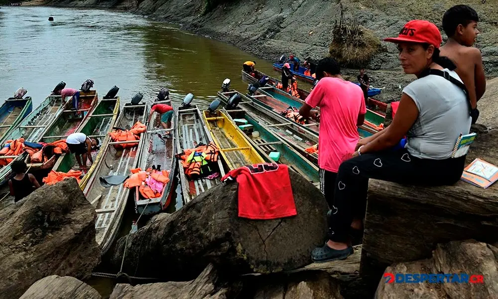 La venezolana Ibsen Altuve espera a su marido, mientras este limpia los botes, en el Centro de Recepci&oacute;n Temporal de Migrantes Lajas Blancas, en la selva del Dari&eacute;n. Foto: Mart&iacute;n Bernetti / AFP.