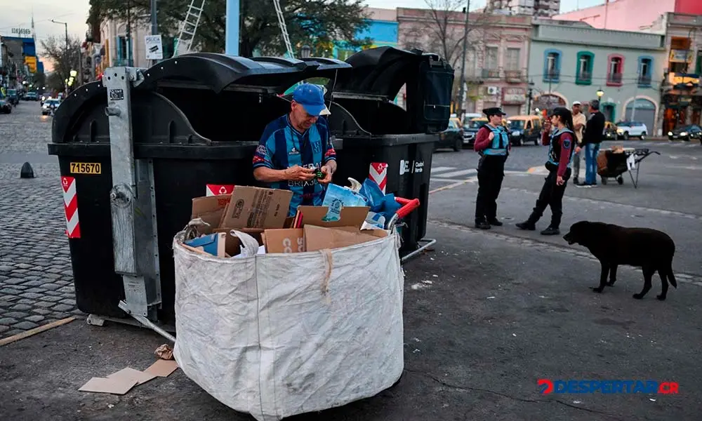 Un hombre recoge reciclables en el barrio La Boca, en Buenos Aires. Foto: Luis Reboyo / AFP.
