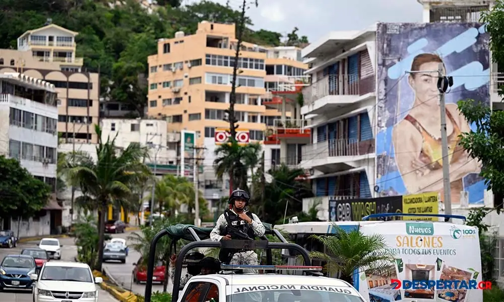 Miembros de la Guardia Nacional de M&eacute;xico patrullan en Acapulco, ante los altos niveles de inseguridad en esa regi&oacute;n del Estado de Guerrero. Foto: Alfredo Estrella / AFP.