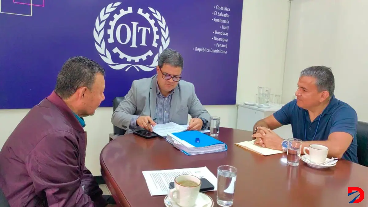 Luis Chavarr&iacute;a y Deivis Ovares, secretario general y dirigente, ambos de UNDECA, respectivamente, entregaron la denuncia al director adjunto de la OIT, Leonardo Ferreira. Foto: UNDECA.