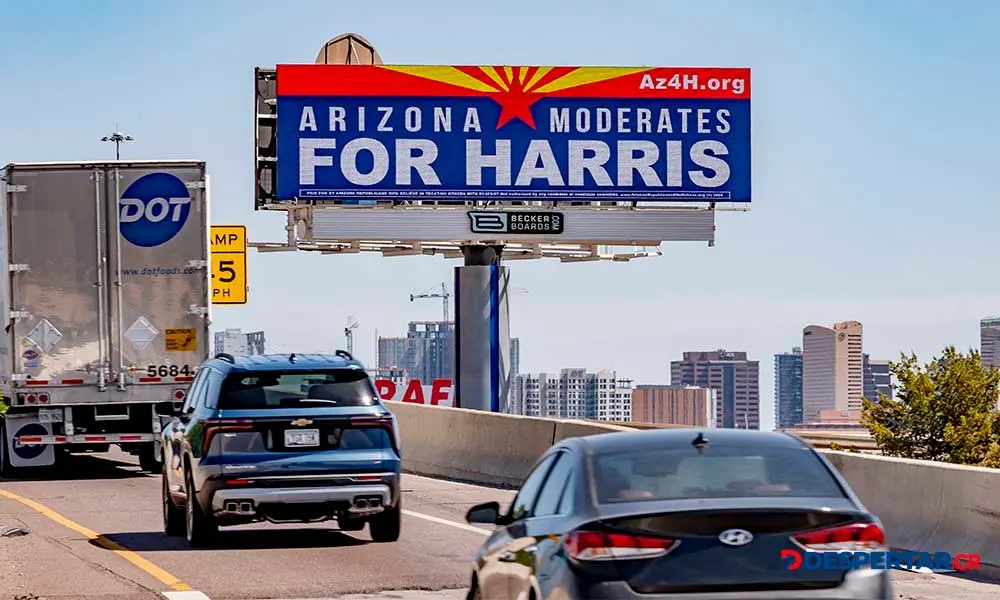 Un cartel alusivo a la campa&ntilde;a de Kamala Harris se eleva en la intersecci&oacute;n entre la Interestatal 17 y la Interestatal 10, en Arizona. Foto: Olivier Touron / AFP.