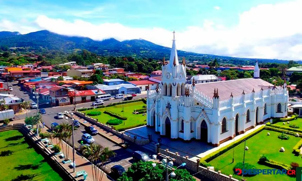 El cura Ronald S&aacute;enz dejar&aacute; este jueves la parroquia de San Isidro Laborador, en Heredia, luego de casi tres a&ntilde;os de haber llegado a esa comunidad. Foto: Parroquia San isidro Labrador.