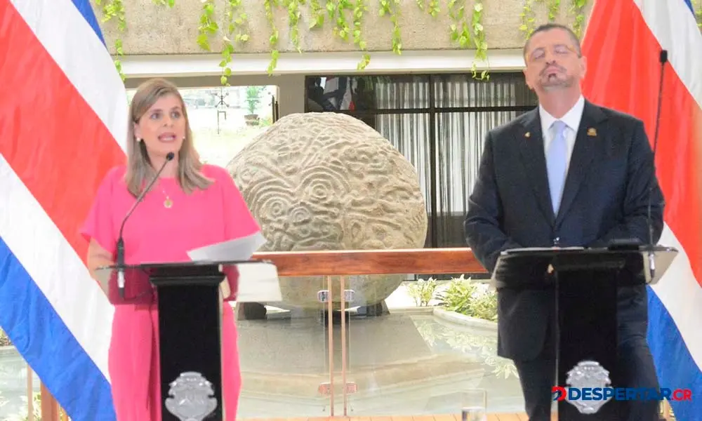 Rodrigo Chaves, presidente de la Rep&uacute;blica, y Laura Fern&aacute;ndez, ministra de la Presidencia. Foto: S&oacute;crates Colindres.