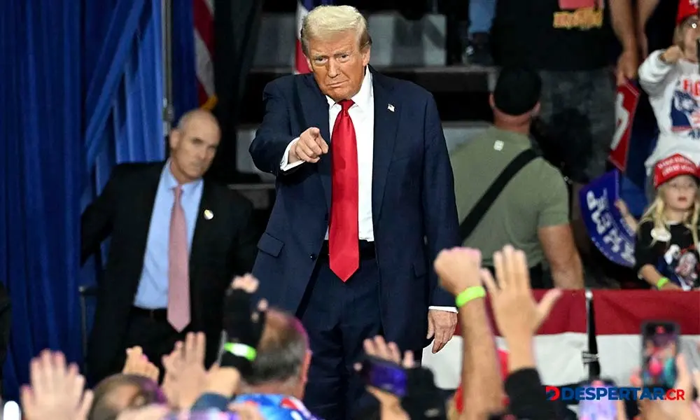 Los bots suelen difundir informaci&oacute;n en favor del expresidente Donald Trump, candidato del partido republicano para las elecciones en Estados Unidos. Foto: Jim Watson / AFP.