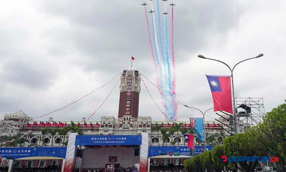 Demostraciones de la Fuerza A&eacute;rea de Taiwan con ocasi&oacute;n del D&iacute;a Nacional, este jueves. Foto: Walid Berrazeg / AFP.