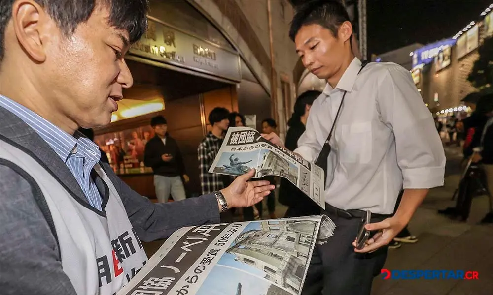 Los diarios impresos en Jap&oacute;n hicieron circular ediciones especiales tras el anuncio del Nobel de la Paz. Foto: Jiji Press / AFP.