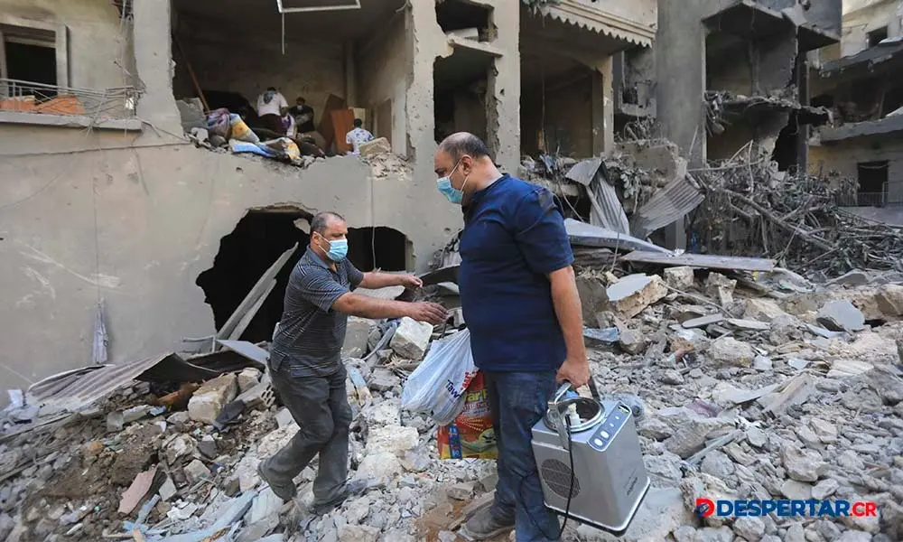 La gente trata de recuperar sus pertenencias en la ciudad de Basta, golpeada por los bombardeos de Israel en L&iacute;bano. Foto: AFP.