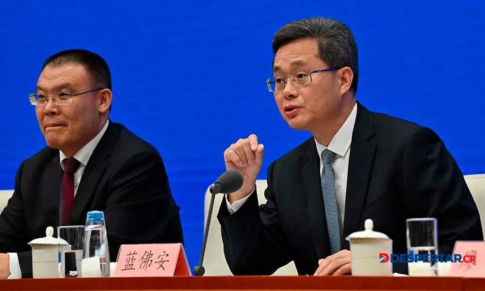 El ministro de Finanzas de China, Lan Fo&rsquo;an (derecha) habla al lado del viceministro, Wang Dongwei. Foto: Adek Berry / AFP.