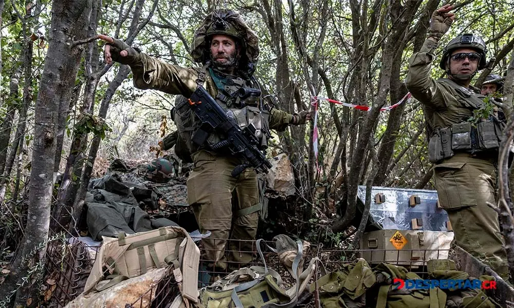 Imagen tomada en un campamento abandonado de Hezbol&aacute; durante un recorrido controlado con el ej&eacute;rcito de Israel, y editado bajo supervisi&oacute;n de sus fuerzas. Foto: Menahem Kahana / AFP.