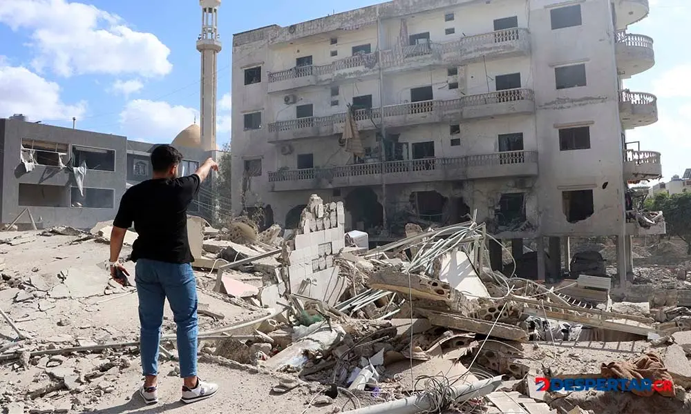 Un hombre observa un edificio destruido por un ataque israel&iacute; en el sur de L&iacute;bano. Foto: Bilal Kashmar / AFP.