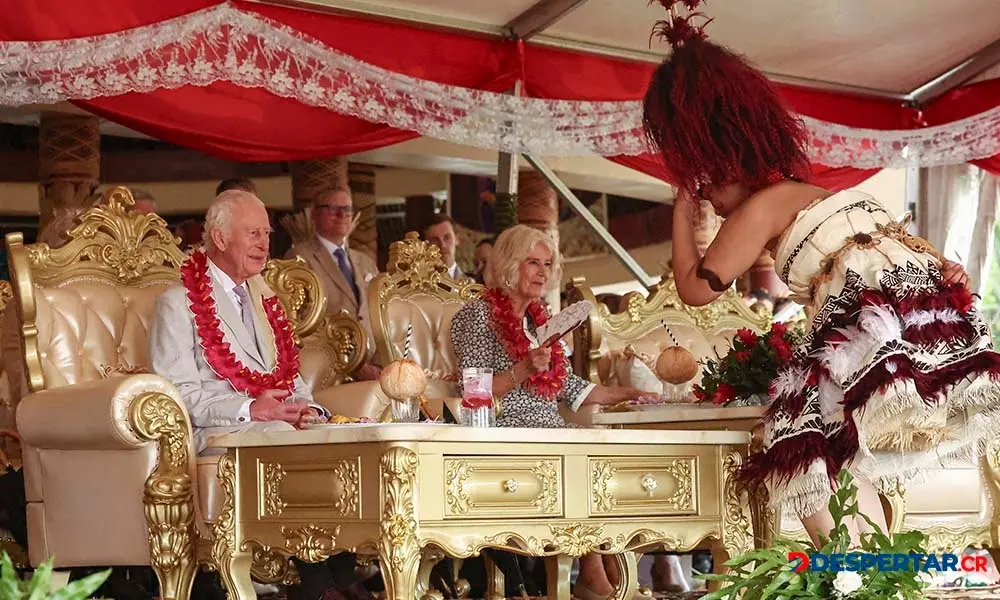 El Rey Carlos III y su esposa atiende una ceremonia durante el &uacute;ltimo d&iacute;a de su visita real a Samoa. Foto: Manaui Faulalo / AFP.